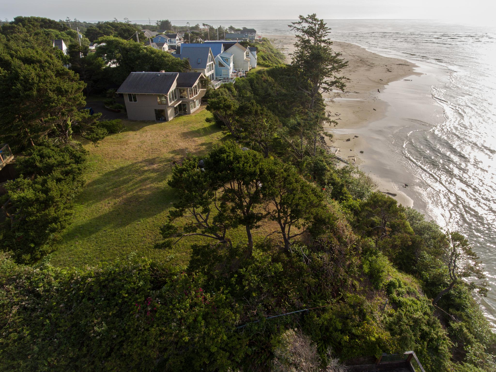 Panoramic Promontory: Bay View Beach House1
